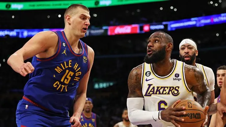 Jokic e LeBron estarão em quadra nesta terça-feira (24)