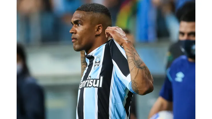 RS - Porto Alegre - 09/12/2021 - BRASILEIRO A 2021, GREMIO X ATLETICO-MG - Douglas Costa jogador do Gremio comemora seu gol durante partida contra o Atletico-MG no estadio Arena do Gremio pelo campeonato Brasileiro A 2021. Foto: Pedro H. Tesch/AGIF