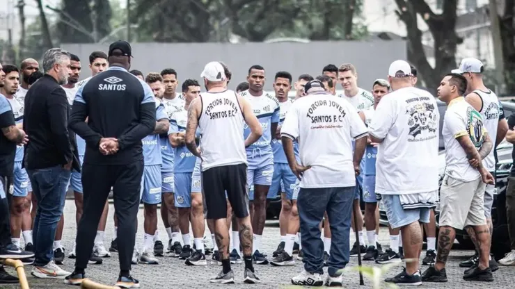 Foto: Reprodução/Torcida Jovem - Torcedores organizados visitarem elenco após goleada