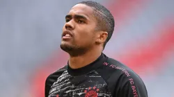MUNICH, GERMANY - OCTOBER 24: Bayern's Douglas Costa warms up prior to the Bundesliga match between FC Bayern Muenchen and Eintracht Frankfurt at Allianz Arena on October 24, 2020 in Munich, Germany. (Photo by Lukas Barth-Tuttas - Pool/Getty Images)