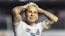 SP - SANTOS - 19/10/2023 - BRASILEIRO A 2023, SANTOS X BRAGANTINO - Soteldo jogador do Santos lamenta derrota ao final da partida contra o Bragantino no estadio Vila Belmiro pelo campeonato Brasileiro A 2023. Foto: Abner Dourado/AGIF