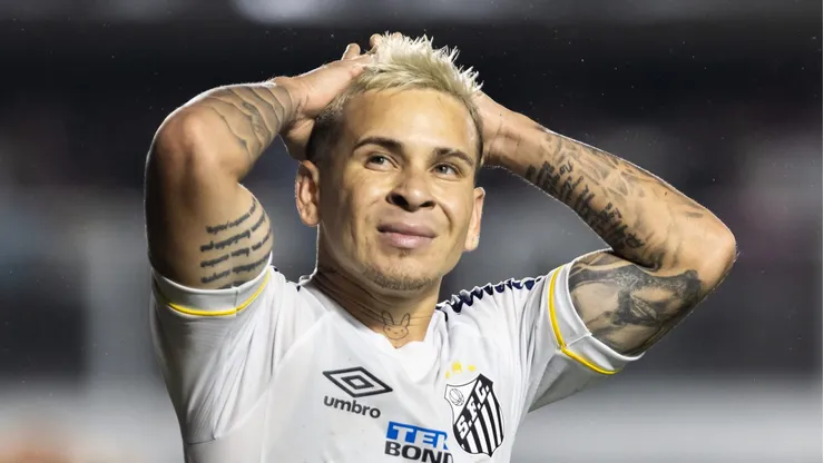 SP - SANTOS - 19/10/2023 - BRASILEIRO A 2023, SANTOS X BRAGANTINO - Soteldo jogador do Santos lamenta derrota ao final da partida contra o Bragantino no estadio Vila Belmiro pelo campeonato Brasileiro A 2023. Foto: Abner Dourado/AGIF