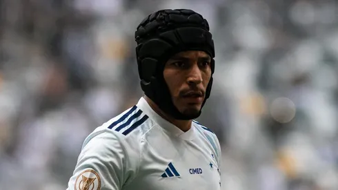 Foto: Fernando Moreno/AGIF - William jogador do Cruzeiro durante partida contra o Atletico-MG no estadio Arena MRV pelo campeonato Brasileiro A 2023.