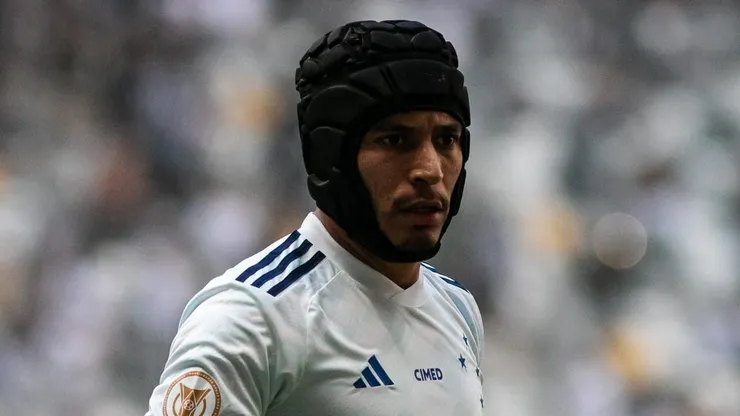 Foto: Fernando Moreno/AGIF - William jogador do Cruzeiro durante partida contra o Atletico-MG no estadio Arena MRV pelo campeonato Brasileiro A 2023.