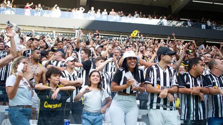 Torcida do Atlético-MG durante partida contra Cruzeiro no estádio Arena MRV pelo campeonato Brasileiro A 2023. Foto: Fernando Moreno/AGIF