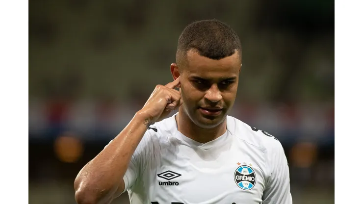 R$ 7 milhões, R$ 150 mil por mês: Alisson volta a pauta do Grêmio - Foto: Kely Pereira/AGIF