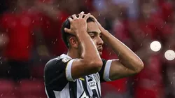 Foto: Maxi Franzoi/AGIF - Nonato jogador do Santos lamenta durante partida contra o Internacional no estadio Beira-Rio pelo campeonato Brasileiro A 2023.