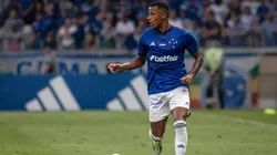 Arthur Gomes fala sobre a vitória do Cruzeiro em clássico fora de casa. Foto: Fernando Moreno/AGIF