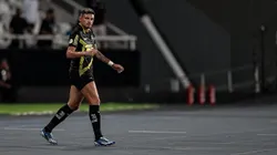 Jogador do Botafogo comemora seu gol durante partida contra o Athletico-PR no estadio Engenhão pelo campeonato Brasileiro A 2023. Foto: Thiago Ribeiro/AGIF