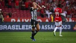 Nonato jogador do Santos lamenta durante partida contra o Internacional no estadio Beira-Rio pelo campeonato Brasileiro A 2023. Foto: Maxi Franzoi/AGIF