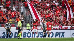 Enner Valencia jogador do Internacional comemora seu gol com jogadores do seu time durante partida contra o Santos no estadio Beira-Rio pelo campeonato Brasileiro A 2023. Foto: Maxi Franzoi/AGIF