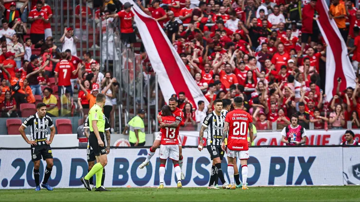 Enner Valencia jogador do Internacional comemora seu gol com jogadores do seu time durante partida contra o Santos no estadio Beira-Rio pelo campeonato Brasileiro A 2023. Foto: Maxi Franzoi/AGIF