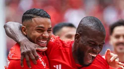 BA - PORTO ALEGRE - 22/10/2023 - BRASILEIRO A 2023, INTERNACIONAL X SANTOS - Wanderson jogador do Internacional comemora seu gol com Enner Valencia jogador da sua equipe durante partida contra o Santos no estadio Beira-Rio pelo campeonato Brasileiro A 2023. Foto: Maxi Franzoi/AGIF