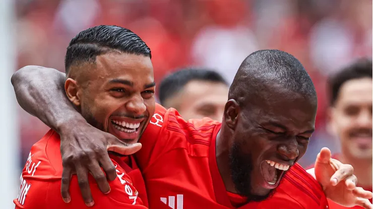 BA - PORTO ALEGRE - 22/10/2023 - BRASILEIRO A 2023, INTERNACIONAL X SANTOS - Wanderson jogador do Internacional comemora seu gol com Enner Valencia jogador da sua equipe durante partida contra o Santos no estadio Beira-Rio pelo campeonato Brasileiro A 2023. Foto: Maxi Franzoi/AGIF