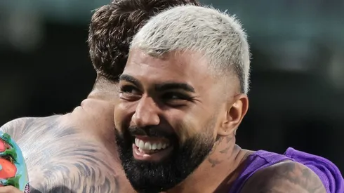 PR - CURITIBA - 20/08/2023 - BRASILEIRO A 2023, CORITIBA X FLAMENGO - Gabi e Leo Pereira, jogadores do Flamengo, comemoram vitoria ao final da partida contra o Coritiba no estadio Couto Pereira pelo campeonato Brasileiro A 2023. Foto: Robson Mafra/AGIF