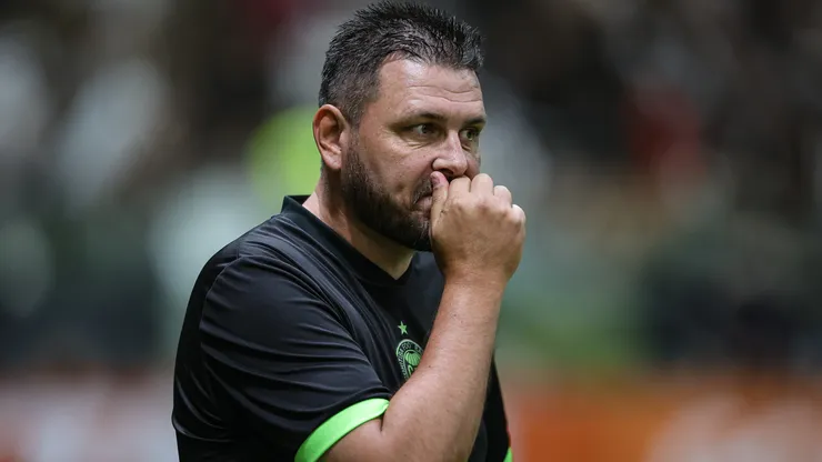 Foto: Gilson Lobo/AGIF - Thiago Kosloski: técnico abriu o jogo durante entrevista coletiva