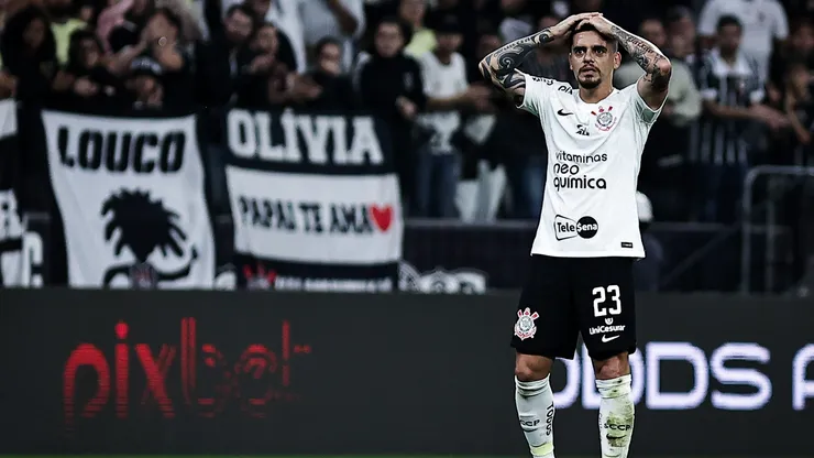 Mano fala sobre a possibilidade de realocar Fagner no Corinthians. Foto: Fabio Giannelli/AGIF