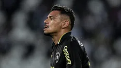 Foto: Thiago Ribeiro/AGIF - Tiquinho Soares jogador do Botafogo comemora seu gol durante partida contra o Athletico-PR no estadio Engenhao pelo campeonato Brasileiro A 2023.