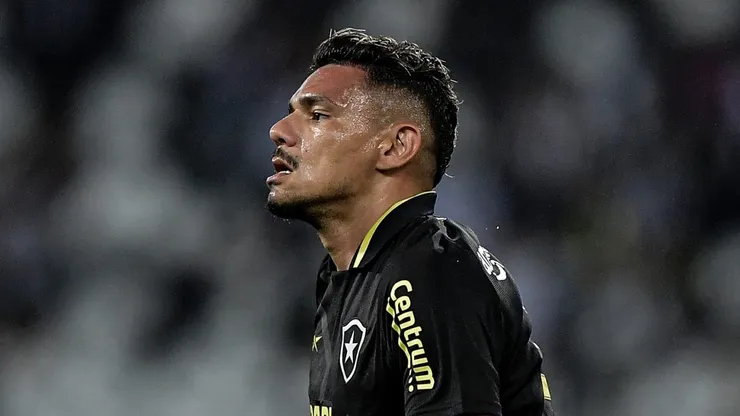 Foto: Thiago Ribeiro/AGIF - Tiquinho Soares jogador do Botafogo comemora seu gol durante partida contra o Athletico-PR no estadio Engenhao pelo campeonato Brasileiro A 2023.