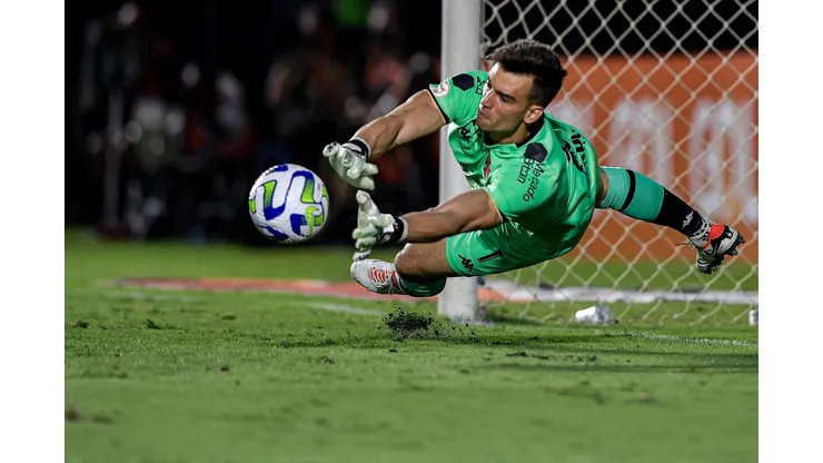 RJ - RIO DE JANEIRO - 07/10/2023 - BRASILEIRO A 2023, VASCO X SAO PAULO - Leo Jardim goleiro do Vasco durante partida contra o Sao Paulo no estadio Sao Januario pelo campeonato Brasileiro A 2023. Foto: Thiago Ribeiro/AGIF