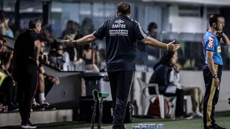 Marcelo Fernandes técnico interino do Santos durante partida contra o Atletico-GO no estádio Vila Belmiro pelo campeonato Brasileiro A 2022. Foto: Raul Baretta/AGIF