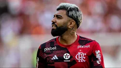 Gabigol olhando para a torcida durante aquecimento no estádio: Foto: Thiago Ribeiro/AGIF