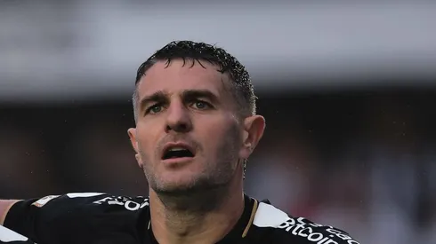 SP - SANTOS - 01/10/2023 - BRASILEIRO A 2023, SANTOS X VASCO - Vegetti jogador do Vasco comemora seu gol com Gabriel Pec jogador da sua equipe durante partida contra o Santos no estadio Vila Belmiro pelo campeonato Brasileiro A 2023. Foto: Ettore Chiereguini/AGIF