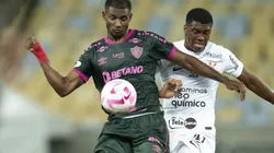 RJ - RIO DE JANEIRO - 19/10/2023 - BRASILEIRO A 2023, FLUMINENSE X CORINTHIANS - Marlon jogador do Fluminense disputa lance com Felipe Augusto jogador do Corinthians durante partida no estadio Maracana pelo campeonato Brasileiro A 2023. Foto: Jorge Rodrigues/AGIF
