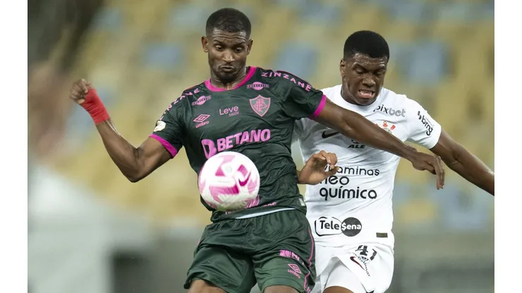 RJ - RIO DE JANEIRO - 19/10/2023 - BRASILEIRO A 2023, FLUMINENSE X CORINTHIANS - Marlon jogador do Fluminense disputa lance com Felipe Augusto jogador do Corinthians durante partida no estadio Maracana pelo campeonato Brasileiro A 2023. Foto: Jorge Rodrigues/AGIF