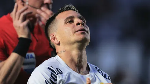 Soteldo durante partida do Alvinegro