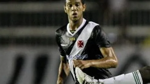 RIO DE JANEIRO, BRAZIL - MAY 16: Souza (L) of Vasco fights for the ball with player of Palmeiras during a match as part of Brazilian Championship at Sao Januario Stadium on May 16, 2010 in Rio de Janeiro, Brazil. (Photo by Buda Mendes/LatinContent via Getty Images)