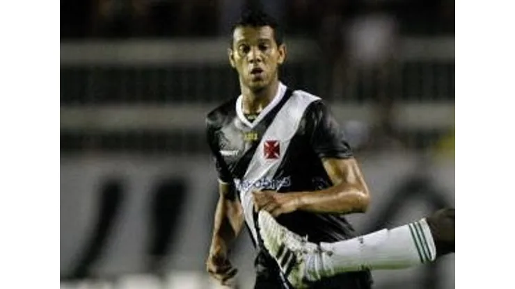RIO DE JANEIRO, BRAZIL - MAY 16: Souza (L) of Vasco fights for the ball with player of Palmeiras during a match as part of Brazilian Championship at Sao Januario Stadium on May 16, 2010 in Rio de Janeiro, Brazil. (Photo by Buda Mendes/LatinContent via Getty Images)