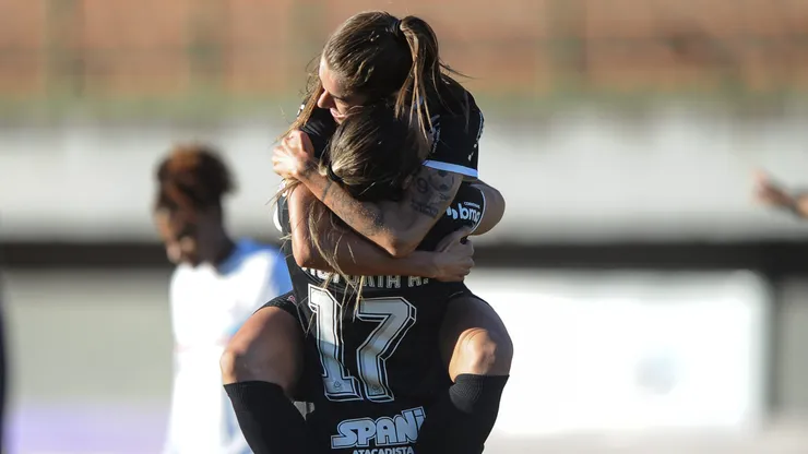 Jogadora do Corinthians comemora seu gol durante partida contra o Bahia no estádio Pituaçu pelo campeonato BRASILEIRO FEMININO 2023. Foto: Jhony Pinho/AGIF