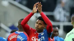 Matheus França agradecendo o apoio da torcida durante jogo contra o Newcastle. Foto: Ian MacNicol/Getty Images