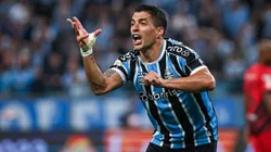 Luis Suárez jogador do Grêmio reclama com a arbitragem durante partida contra o Athletico-PR no estádio Arena do Grêmio pelo Campeonato Brasileiro A 2023. Foto: Maxi Franzoi/AGIF