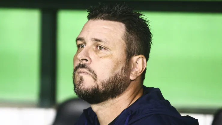 PR - CURITIBA - 18/10/2023 - BRASILEIRO A 2023, CORITIBA X CUIABA - Thiago Kosloski tecnico do Coritiba durante partida contra o Cuiaba no estadio Couto Pereira pelo campeonato Brasileiro A 2023. Foto: Gabriel Machado/AGIF