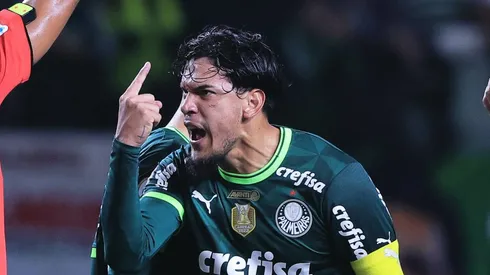 Gómez em ação pelo Alviverde.