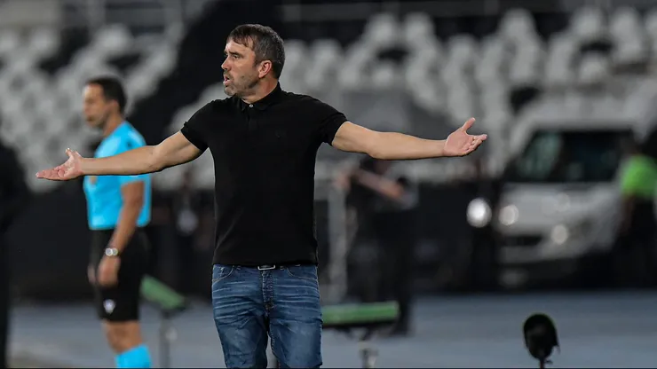 RJ - RIO DE JANEIRO - 12/08/2023 - BRASILEIRO A 2023, BOTAFOGO X INTERNACIONAL - Eduardo Coudet tecnico do Internacional durante partida contra o Botafogo no estadio Engenhao pelo campeonato Brasileiro A 2023. Foto: Thiago Ribeiro/AGIF