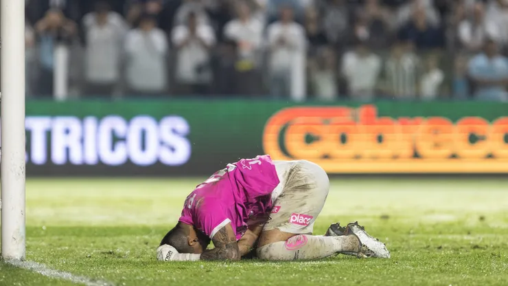 SP - SANTOS - 19/10/2023 - BRASILEIRO A 2023, SANTOS X BRAGANTINO - Joao Paulo jogador do Santos lamenta durante partida contra o Bragantino no estadio Vila Belmiro pelo campeonato Brasileiro A 2023. Foto: Abner Dourado/AGIF