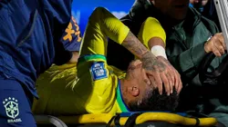 Neymar jogador do Brasil deixa o campo apos sofrer lesao durante partida contra o Uruguai no estadio Centenário pelo campeonato Eliminatórias Copa Do Mundo 2026. Foto: FocoUy/AGIF