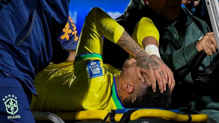 Neymar jogador do Brasil deixa o campo apos sofrer lesao durante partida contra o Uruguai no estadio Centenário pelo campeonato Eliminatórias Copa Do Mundo 2026. Foto: FocoUy/AGIF
