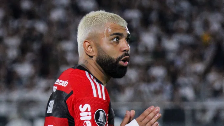 ASUNCION, PARAGUAY - AUGUST 10: Gabriel Barbosa of Flamengo reacts during a Copa CONMEBOL Libertadores 2023 round of sixteen second leg match between Olimpia and Flamengo at Estadio Defensores del Chaco on August 10, 2023 in Asuncion, Paraguay. (Photo by Christian Alvarenga/Getty Images)