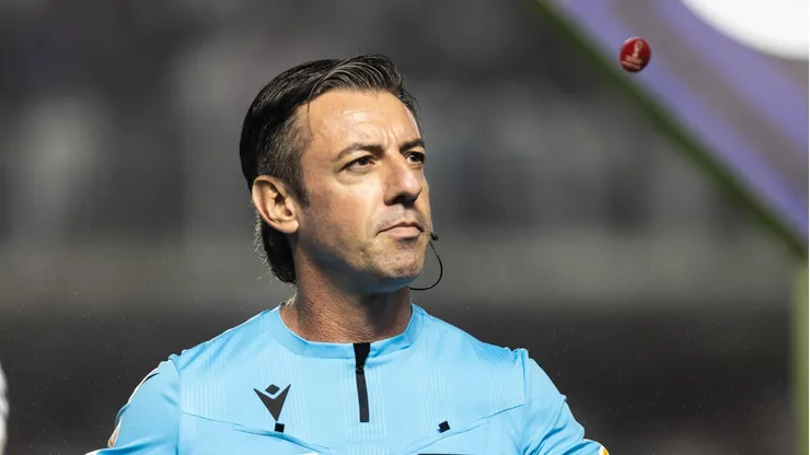 SP - SANTOS - 19/10/2023 - BRASILEIRO A 2023, SANTOS X BRAGANTINO - O arbitro Raphael Klaus durante partida entre Santos e Bragantino no estadio Vila Belmiro pelo campeonato Brasileiro A 2023. Foto: Abner Dourado/AGIF
