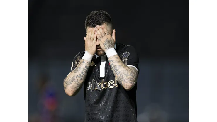 Rossi jogador do Vasco lamenta durante partida contra o Fortaleza no estádio São Januário pelo campeonato Brasileiro A 2023. Foto: Jorge Rodrigues/AGIF