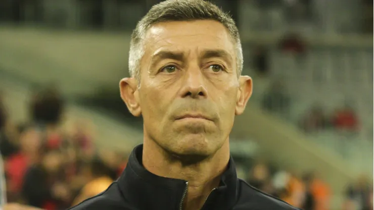 PR - CURITIBA - 08/10/2023 - BRASILEIRO A 2023, ATHLETICO-PR X BRAGANTINO - Pedro Caixinha tecnico do Bragantino durante partida contra o Athletico-PR no estadio Arena da Baixada pelo campeonato Brasileiro A 2023. Foto: Gabriel Machado/AGIF