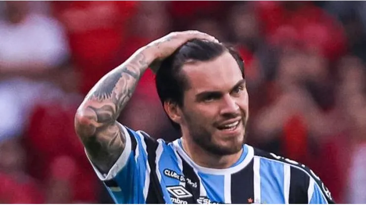 BA - PORTO ALEGRE - 08/10/2023 - BRASILEIRO A 2023, INTERNACIONAL X GREMIO - Nathan jogador do Gremio lamenta durante partida contra o Internacional no estadio Beira-Rio pelo campeonato Brasileiro A 2023. Foto: Maxi Franzoi/AGIF