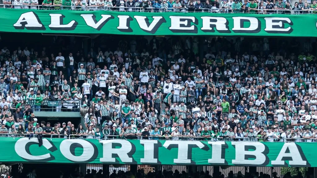 Coritiba foi multado por incidentes no Athletiba do 2° turno. Foto: Robson Mafra/AGIF