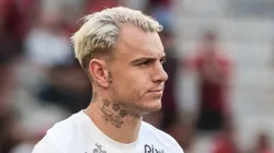 PR - CURITIBA - 24/06/2023 - BRASILEIRO A 2023, ATHLETICO-PR X CORINTHIANS - Roger Guedes jogador do Corinthians durante execucao do hino nacional antes da partida contra o Athletico-PR no estadio Arena da Baixada pelo campeonato BRASILEIRO A 2023. Foto: Robson Mafra/AGIF