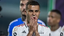 Alisson se lamentando durante o jogo