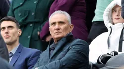 Foto: Nigel Roddis/Getty Images - Tite assistindo um jogo da Premier League